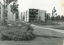 502829 Gezicht in het plantsoen bij de experimentele flats aan de Amazonedreef te Utrecht.